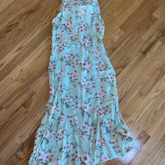 Dresses & Skirts - Green lightweight flowery dress